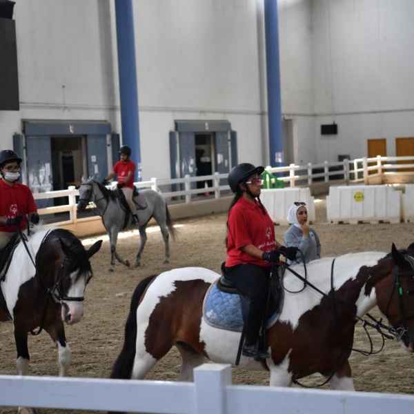 المدربة مي بورسلي مع لاعبي ولاعبات نادي الطموح في تدريب الفروسية